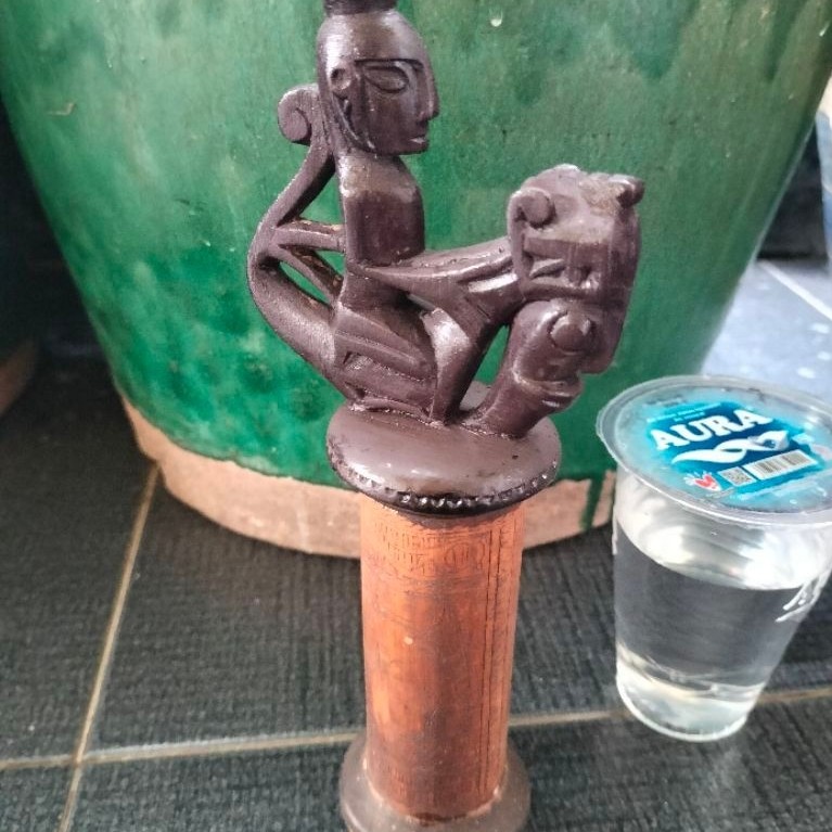 Tempat obat kuno Raja Batak dari kayu berukir.sepuhh