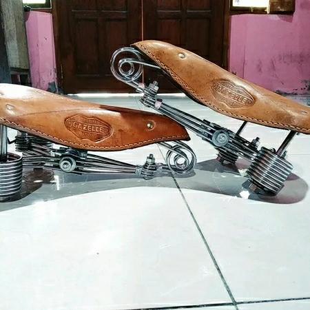 SADEL KULIT ONTEL - SADEL GELUNG SEPEDA ONTHEL - SADEL KULIT ONTEL ONTHEL - SADEL SEPEDA - Hitam