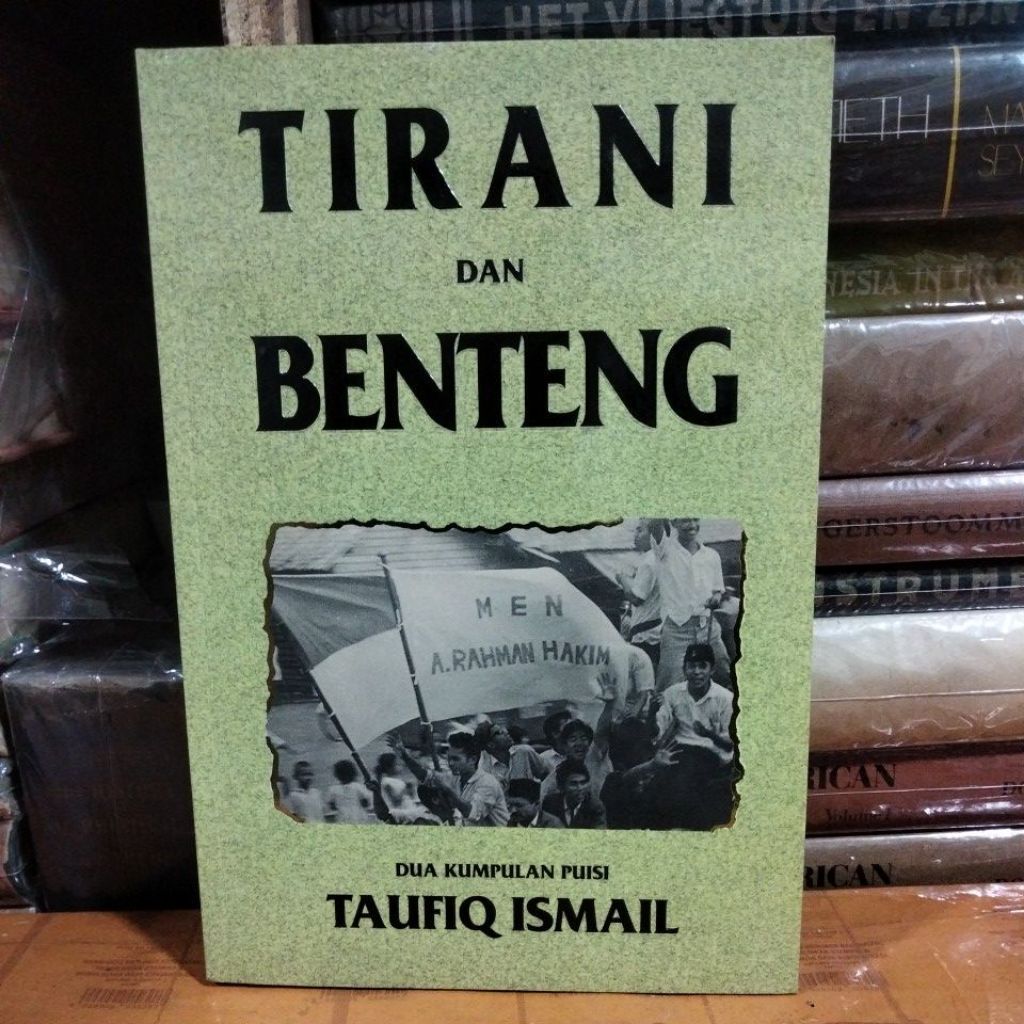 Tirani dan benteng Dua kumpulan puisi Taufik ismail