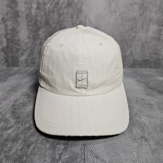 Vintage Nike Court Tennis 00s White on White