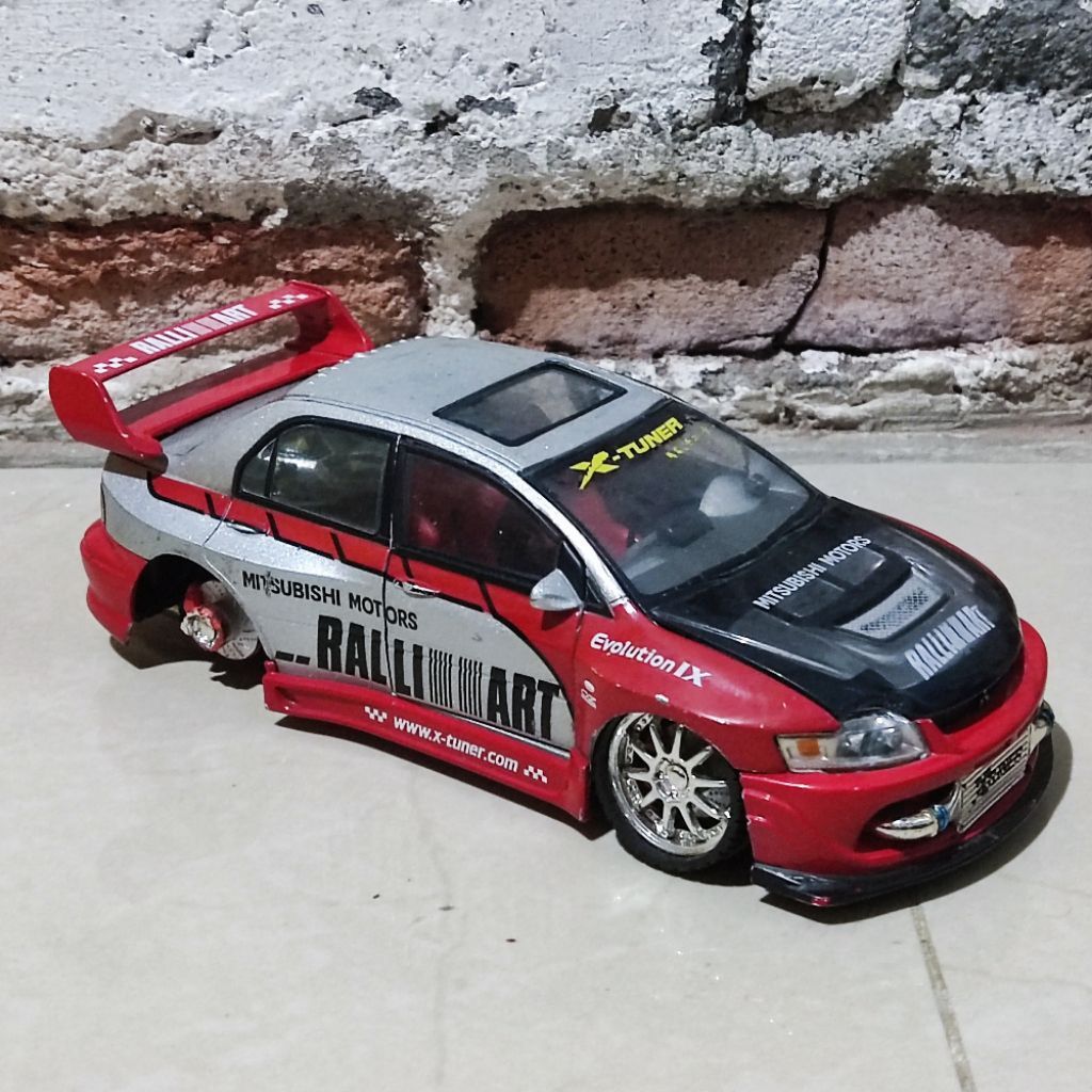 diecast kentoys 1/24 Mitsubishi Lancer rally (minus roda belakang)