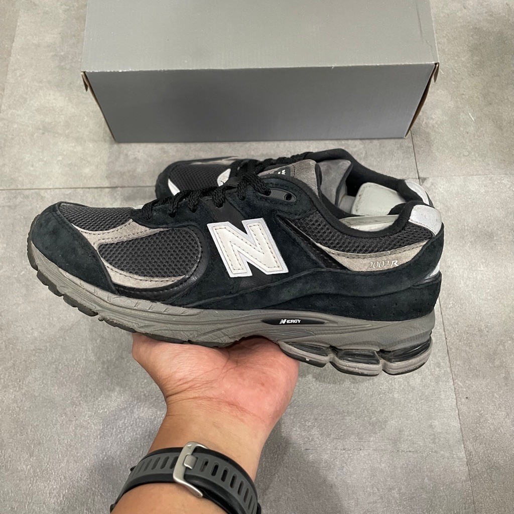 Nb 2002R Black Dark Grey #W345