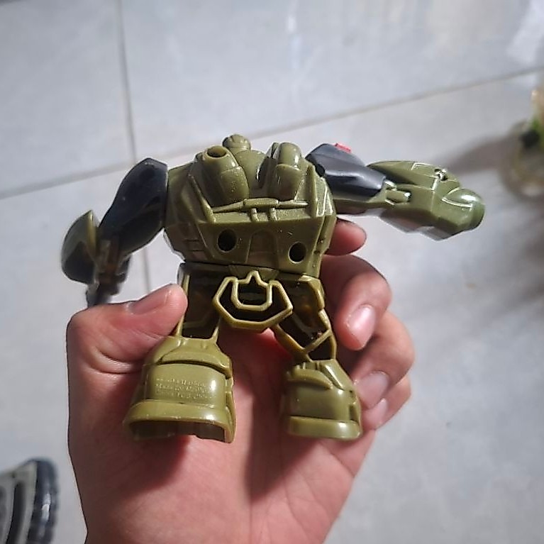action figure Bulkhead dari lini mainan Happy Meal McDonald's Transformers Prime 2013