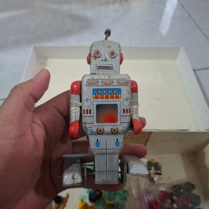 Tin Robot Speedy Rolling Tin Litho Key Windup Toy Robot 5 " Tall