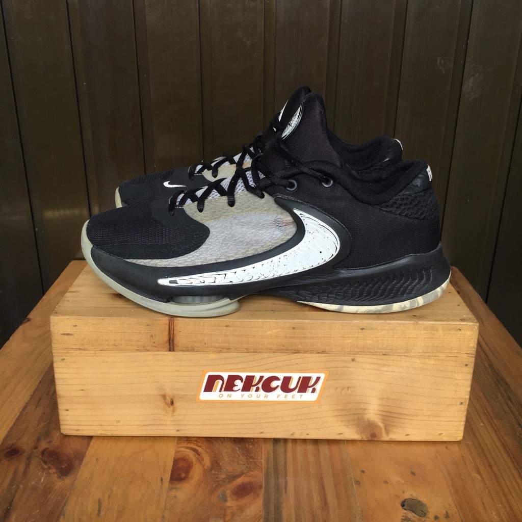 NIKE FREAK 4 (size 43)