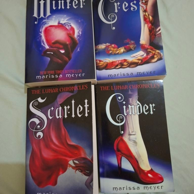 Buku Marissa Meyer Winter Cross Cinder Scarlet The Lunar Chronicles