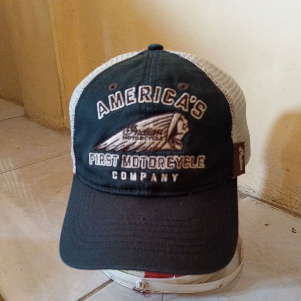 Topi Trucker Americana's Indian Motorcycle Company warna hitam putih