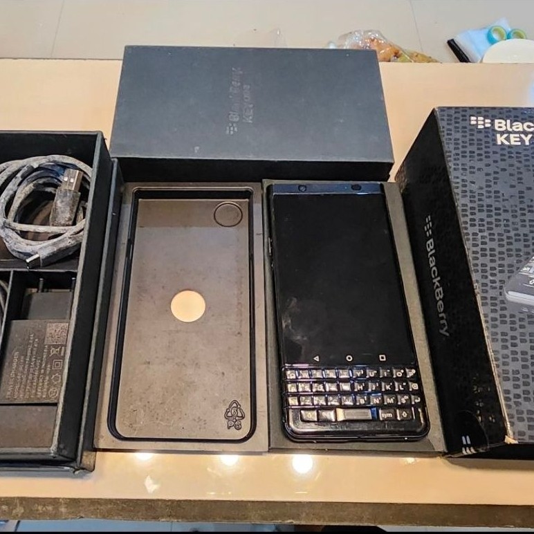 HP Blackberry Keyone warna hitam dengan keyboard fisik dan layar sentuh