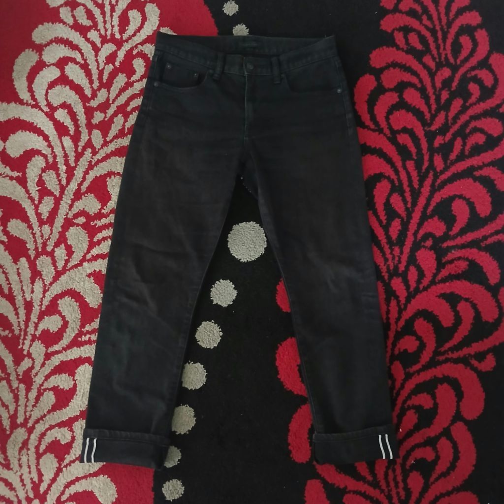 Uniqlo selvedge black Size ( 28 - 30 bisa pakai )