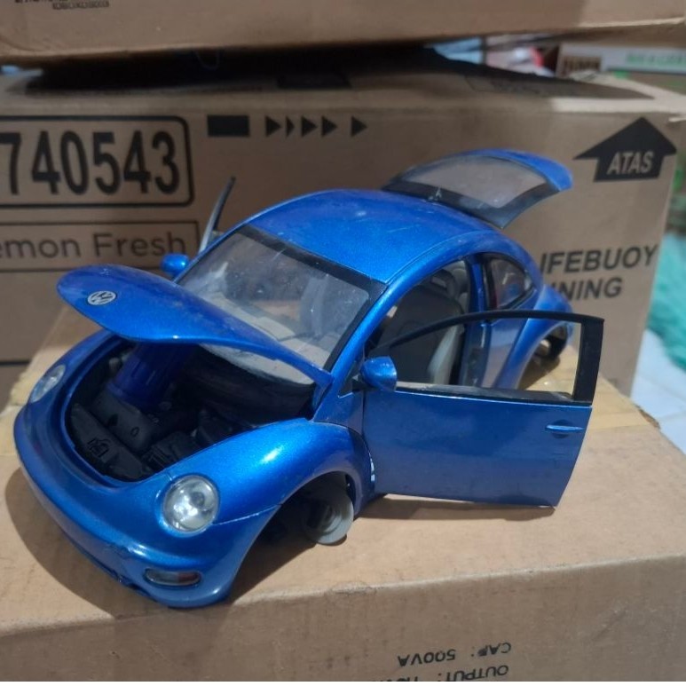 Diecast Volkswagen New Beetle 1998skala 1:18  brand : Gate Fisik oke, ban cuma 1, bahan berat