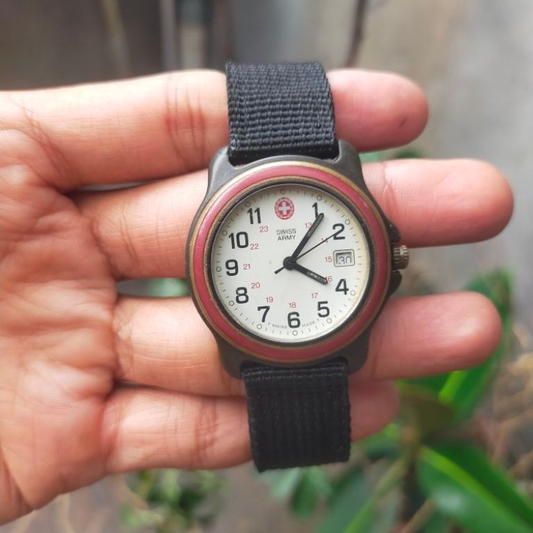 Jam tangan Vintage Swiss Army Victorinox 1990 military quartz original