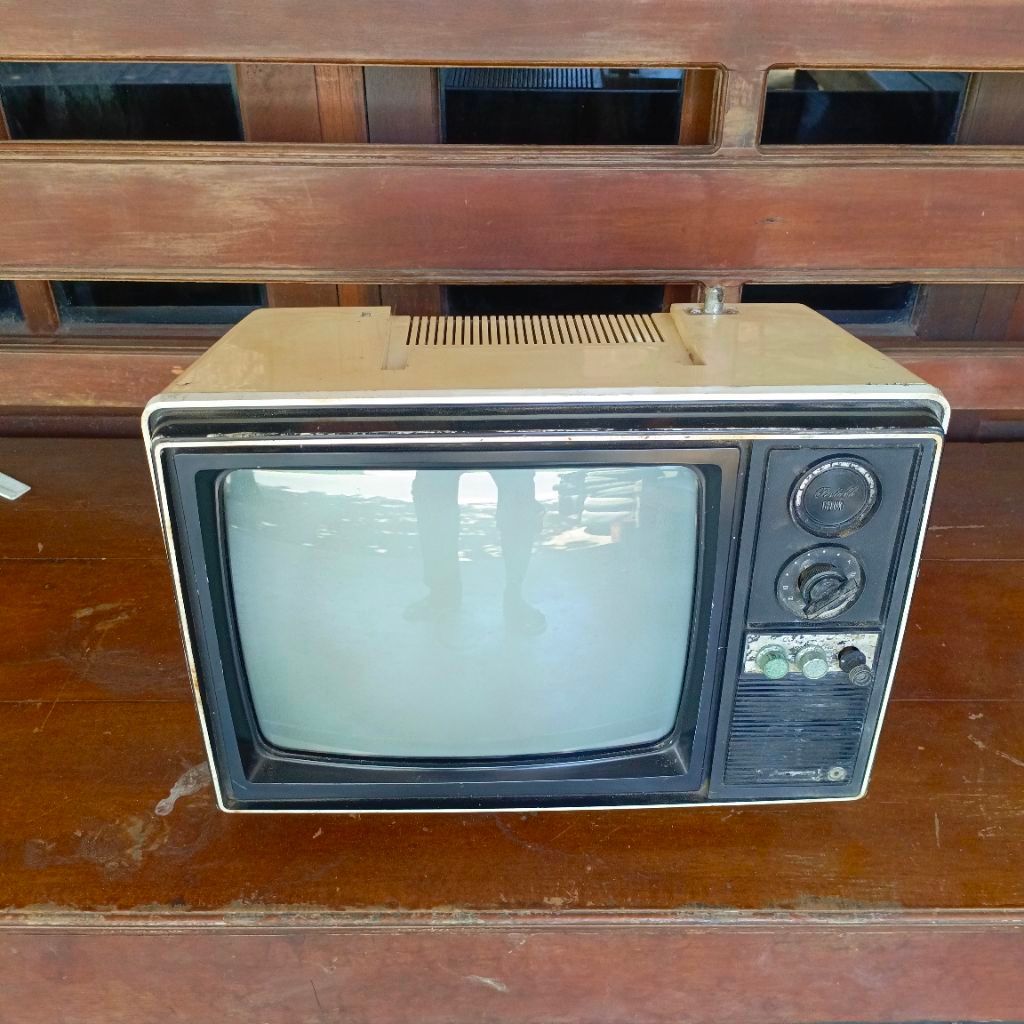 tv jadul antik kuning vintage pajangan