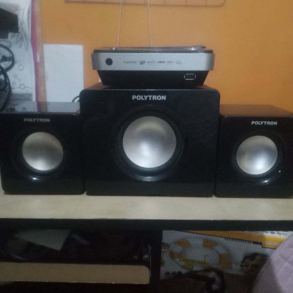 Polytron DVD Player Theater in a Box DTIB 3300 kondisi nyala normal remote ada body masih mulus Masi