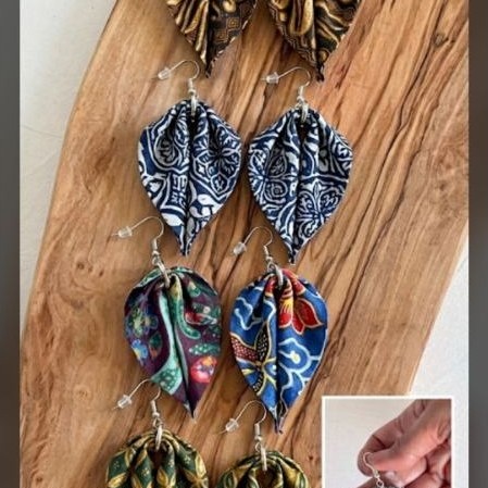 Anting Kain Batik Etnik Handmade / Anting Perca Batik Daun Elegan / Aksesoris Hijab & Fashion Wanita