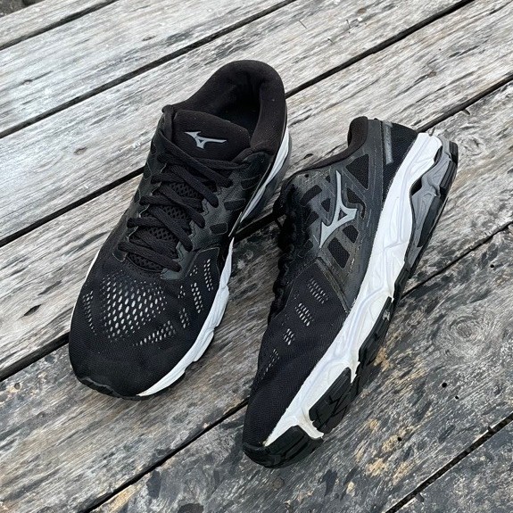 Sepatu Running Mizuno Black White Second Original