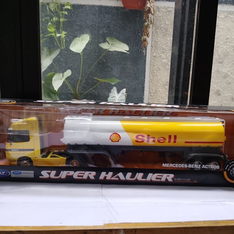 Diecast mobil truk tangki model Shell Mercedez- Benz Actros super haulier Welly skala 1:32 koleksi p
