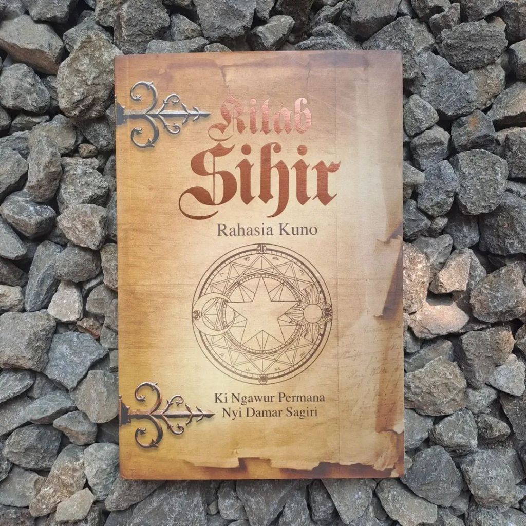 KITAB SIHIR RAHASIA KUNO - Ki Ngawur Permana dan Nyi Damar Sagiri