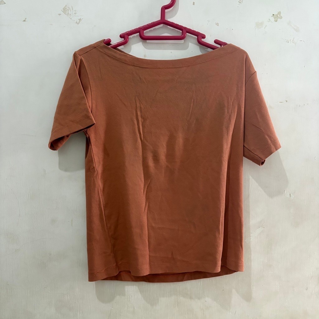Baju yang memperlihatkan bagian bahu/ baju off-shoulder / baju bahu terbuka.