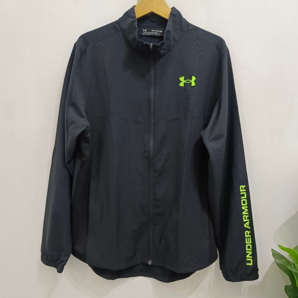jaket parasut olahraga running Under Armour UA hitam pekat size XXL fit XL original murah