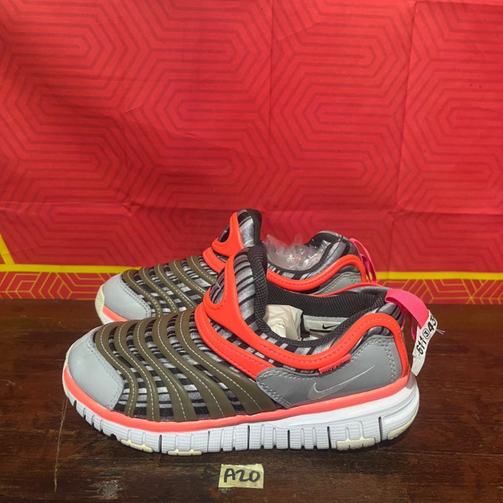 Sepatu anak Nike Dynamo free size 32