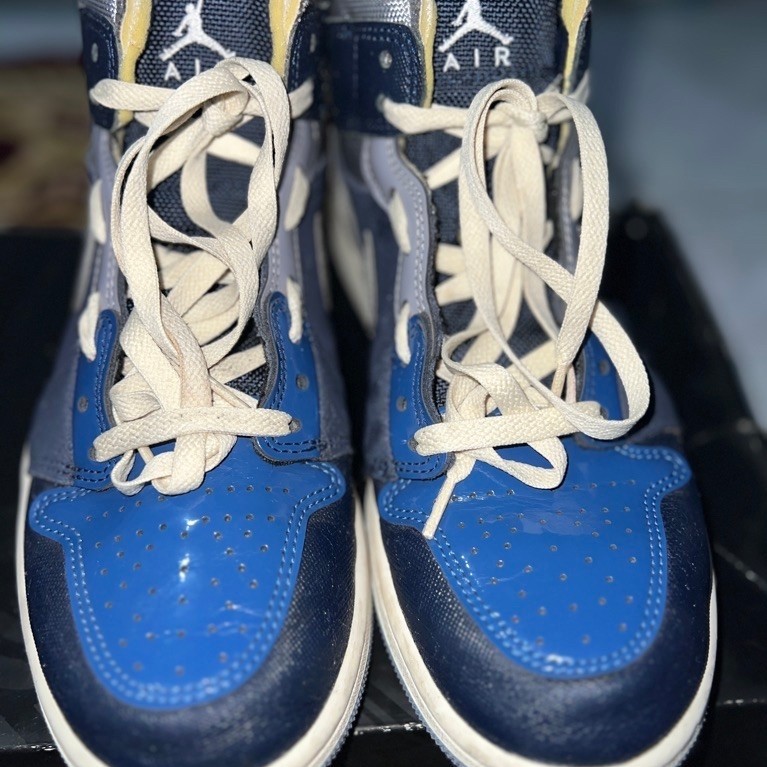 preloved sneakers high-top Jordan Air warna obsidian dengan tali putih dan biru