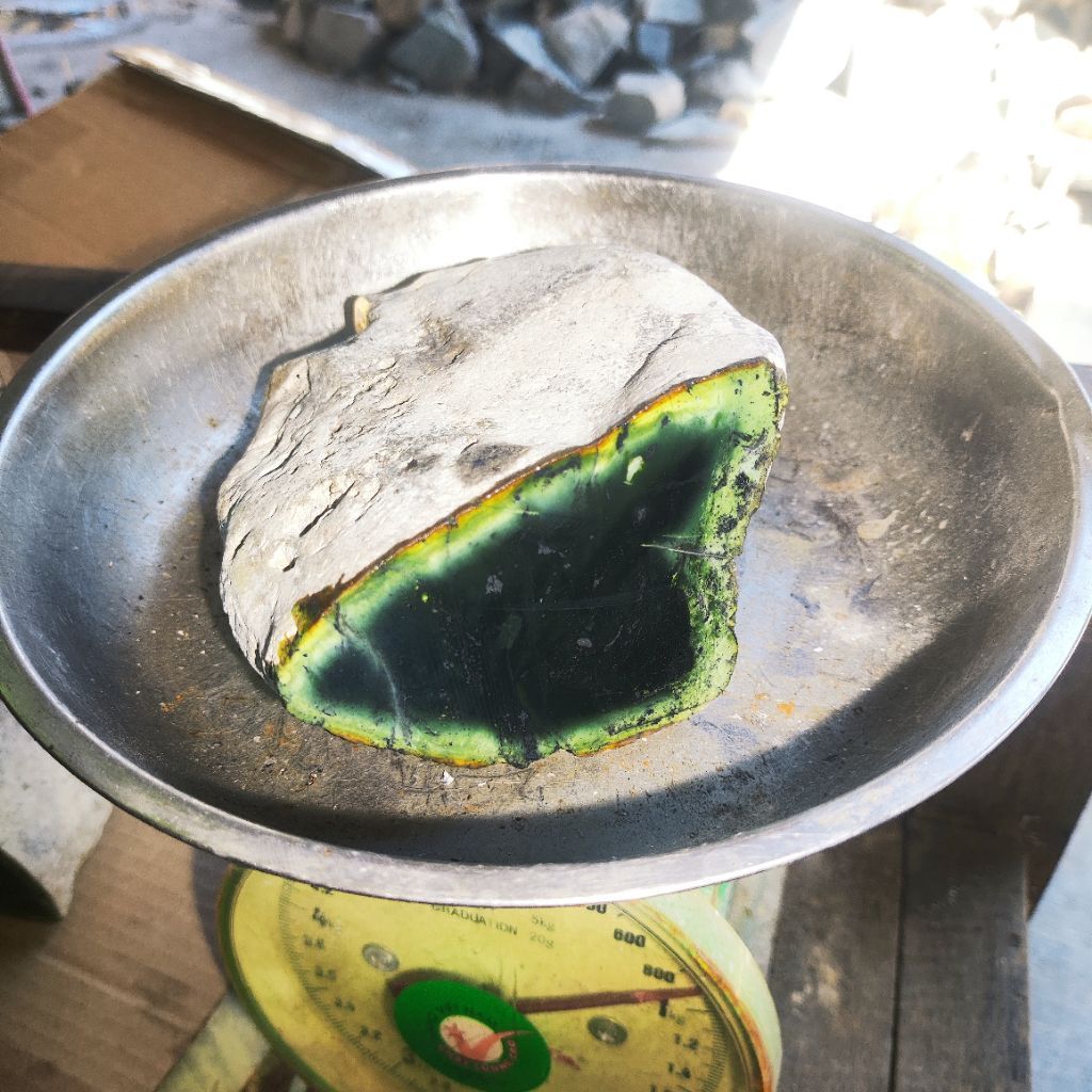 Bongkahan Batu blackjade Aceh giok hitam