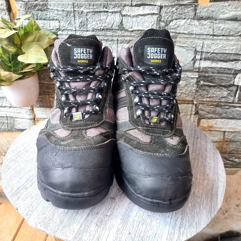 Sepatu second safety ujung besi merk Safety Jogger size44 insol29cm