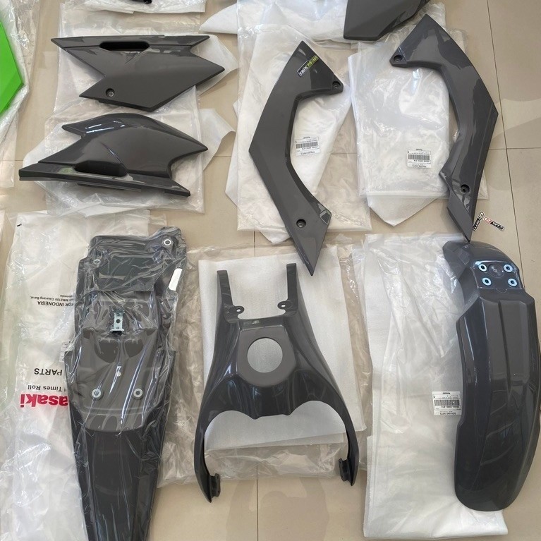 COVER BODY SET KLX 140 TANPA TANGKI JOK KLX 140 ABU-ABU GRAY ORIGINAL KAWASAKI COVER BODY SET BODY K