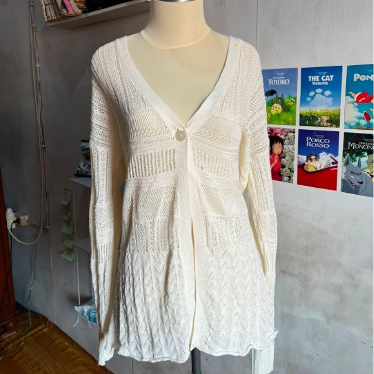 Preloved outer rajut pantai putih tulang