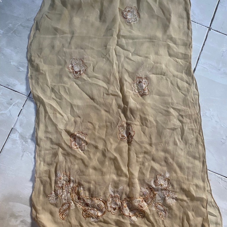 Kain organza krem motif bunga bordir untuk syal atau selimut tipis
