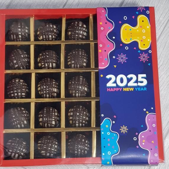 

Hamper Kue Tahun Baru Isi 25 Buah Rhumball Aneka Topping Rumball Kotak Merah