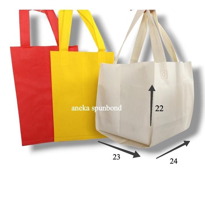

Best Tas Goodiebag Spunbond Box Nasi 22X22 Tebal Belanja Isi 12 Pcs