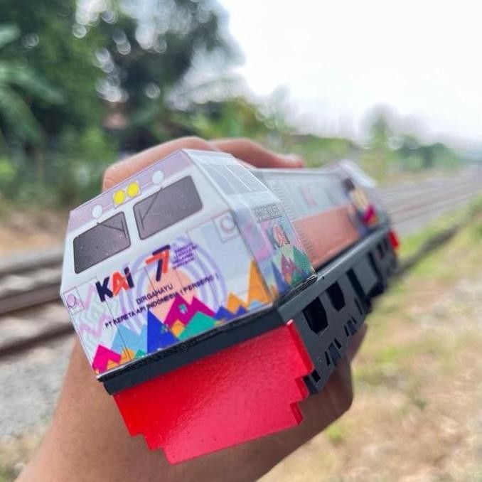 Miniatur Kereta Api Lokomotif cc206 HUT KAI 77 FULL AKRILIK Mesin bisa