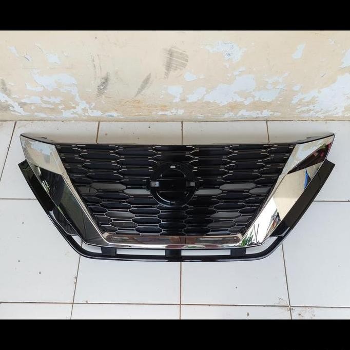 Grill depan nissan livina