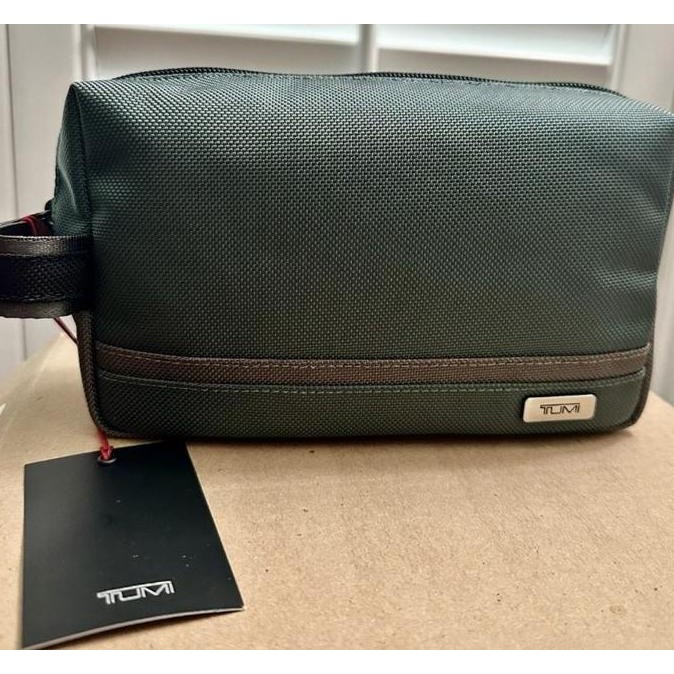 TUMI Medium Travel Kit - Clutch Pria - Dark Opal