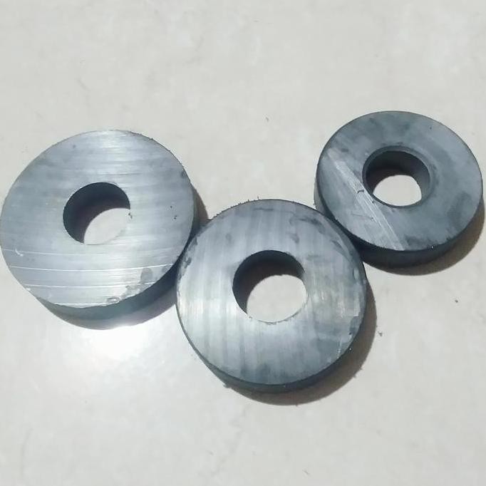 Magnet jenis ferrite model donat di ambil dari bekas magnet microwave