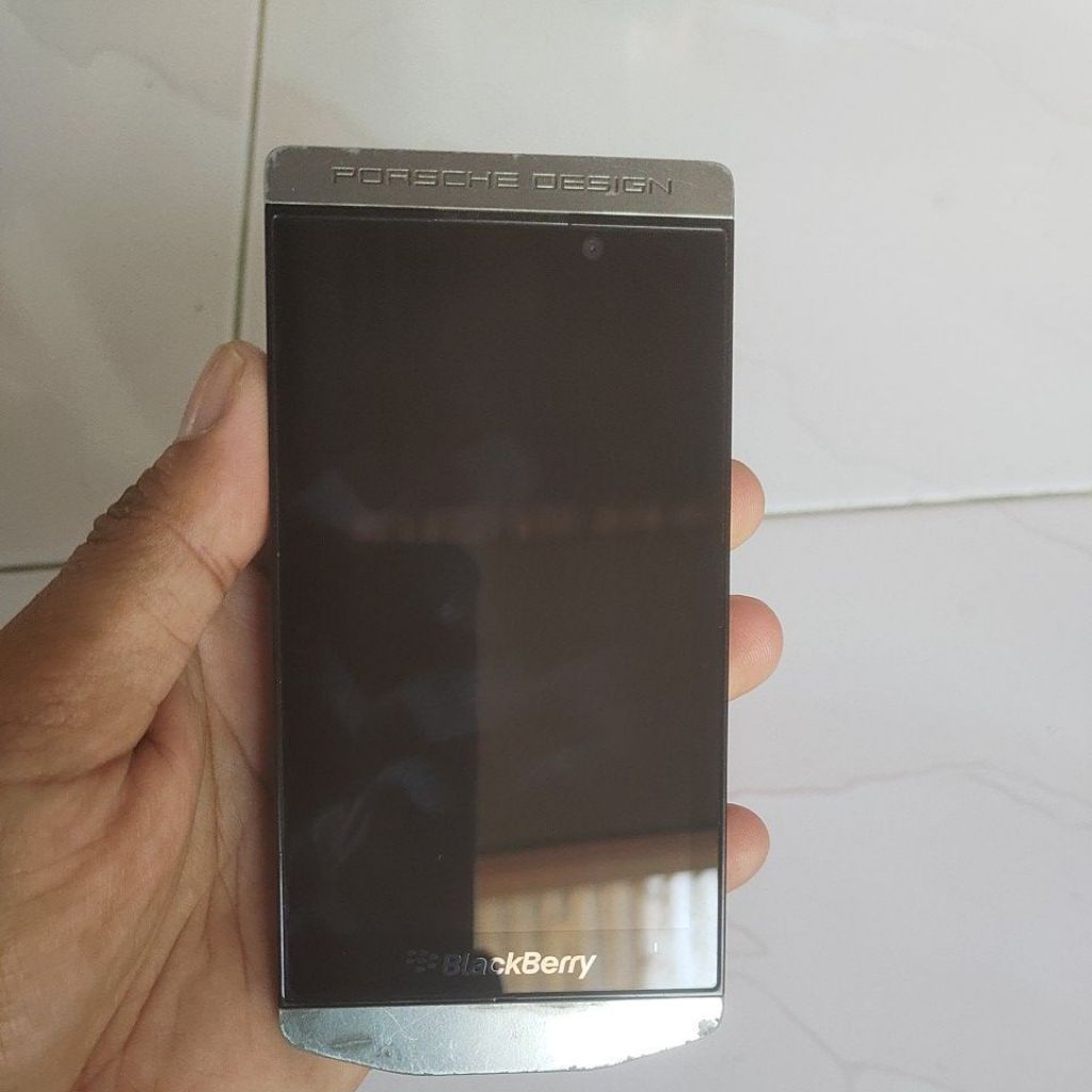 Blackberry Porsche Design p9982 redblink