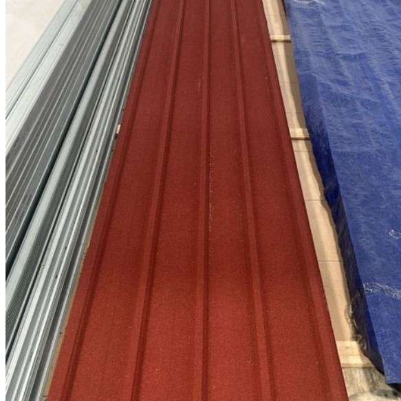 Atap Spandek Pasir Merah Maroon tebal 0.45 mm panjang 400 cm.