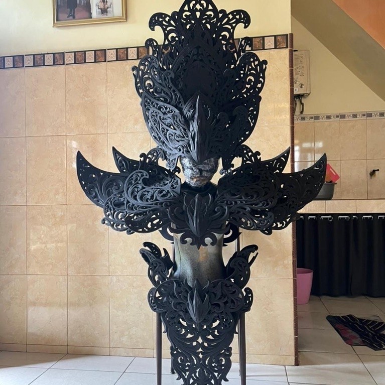 Maskot raja ratu karnaval maskot karnaval belum cat