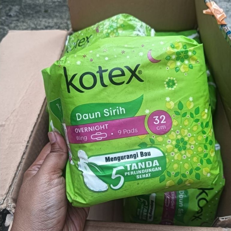 Kotex Daun Sirih varian Overnight Wing berukuran 28 cm dengan isi 14 pads.