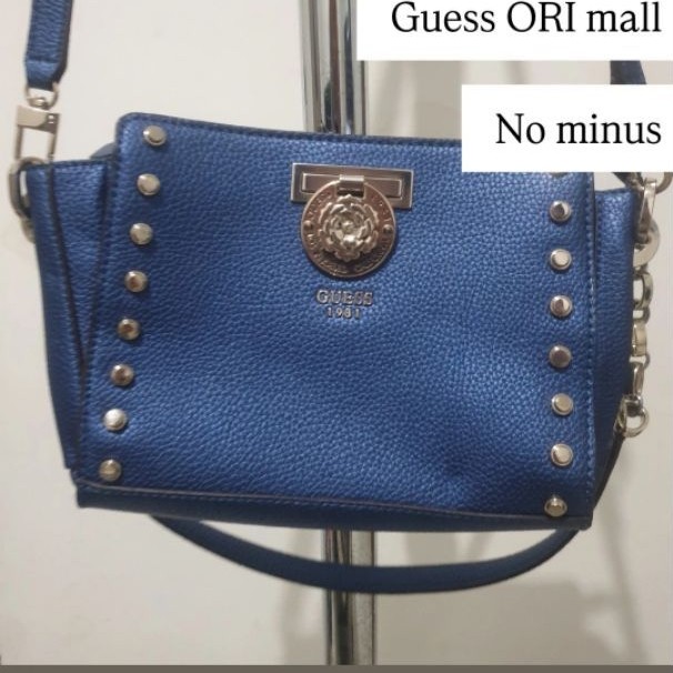 Tas selempang wanita GUESS biru dengan stud dan rantai, model sling bag
