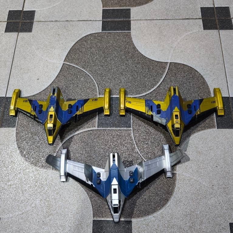 PESAWAT ULTRAMAN DYNA & COSMOS BANDAI