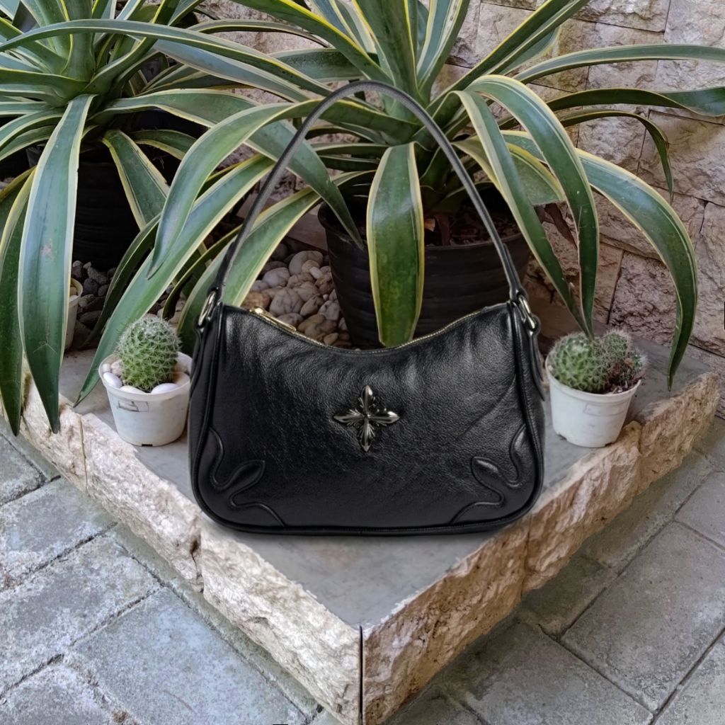 SMFK COMPASS BADGE CROSS SHOULDER BAG BLACK