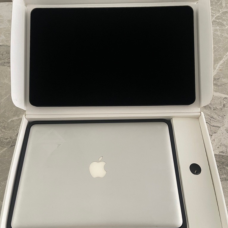 Laptop Apple MacBook warna silver