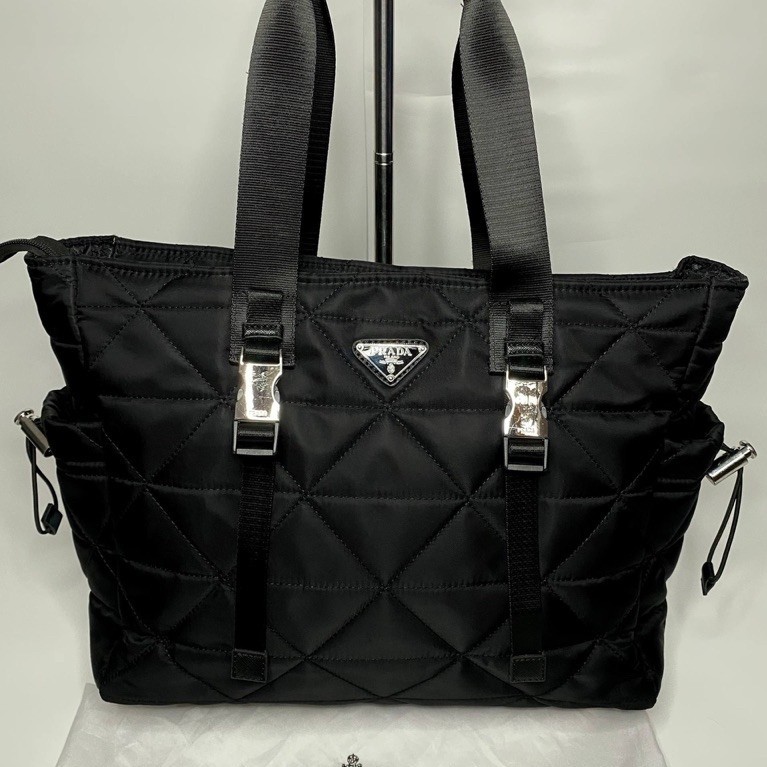 Tas Tote Bag Wanita PRADA Quilted Hitam dengan Tali Bahu dan Saku Depan