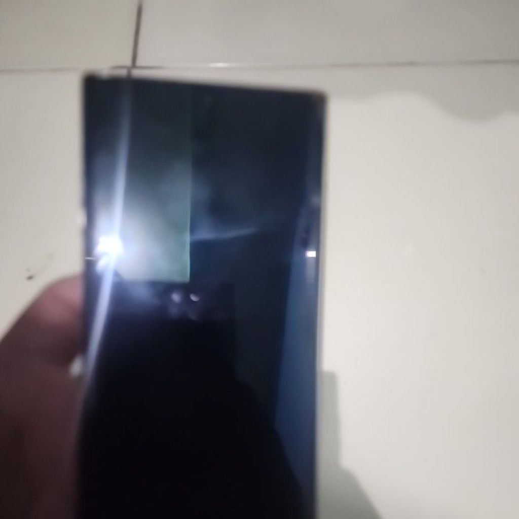 Smartphone layar hitam kondisi rusak sudut pecah