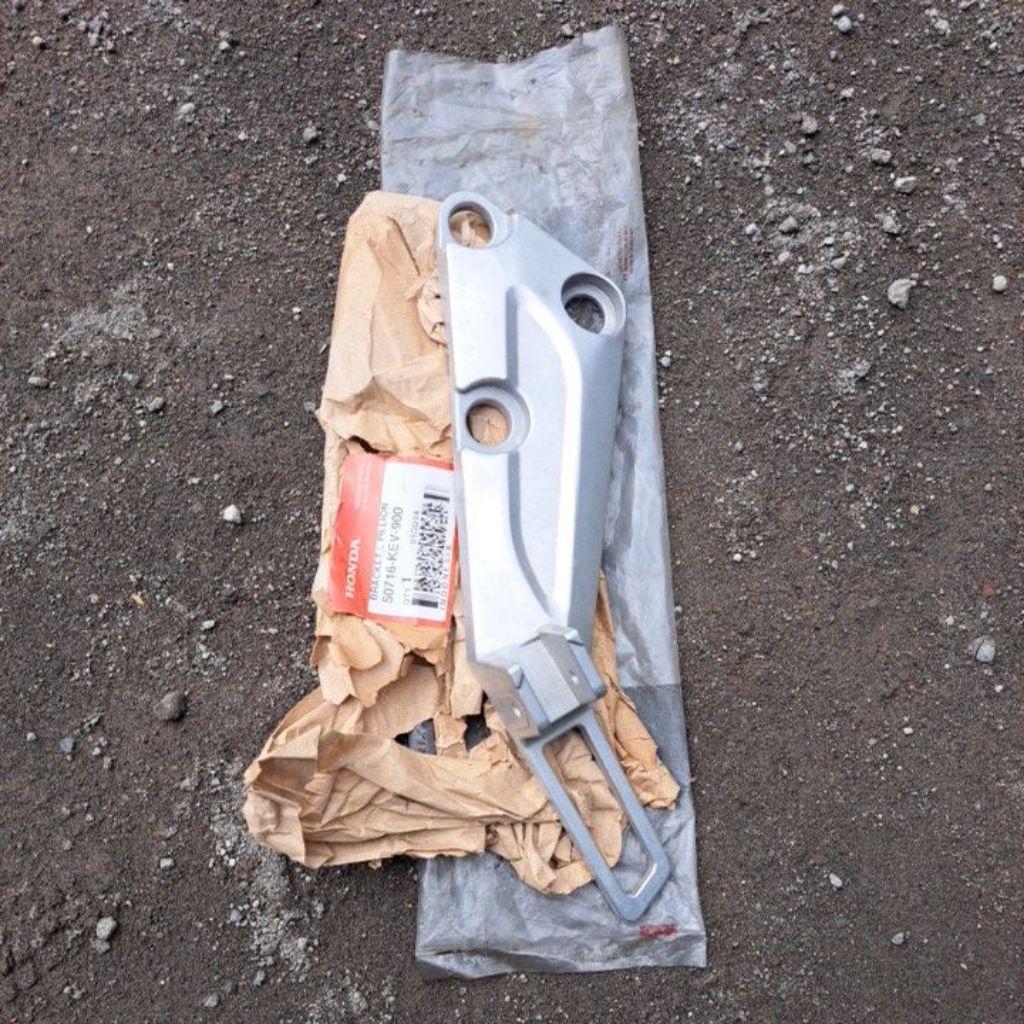 Dudukan Step Belakang kiri honda supra x 100 old supra xx,v,fit lama BRACKET R PILLION 50716-KEV-900