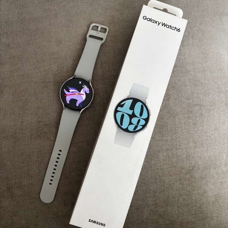 Samsung Galaxy Watch6 Smartwatch dengan Strap Abu-Abu (Second)