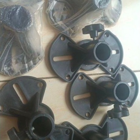 Bracket stand speaker