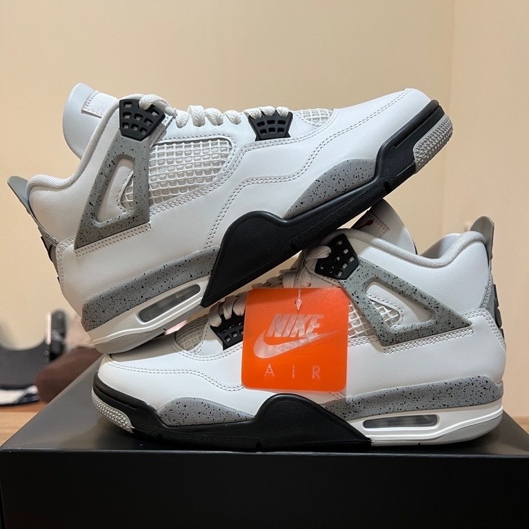 SEPATU AIR JORDAN 4 RETRO WHITE CEMENT